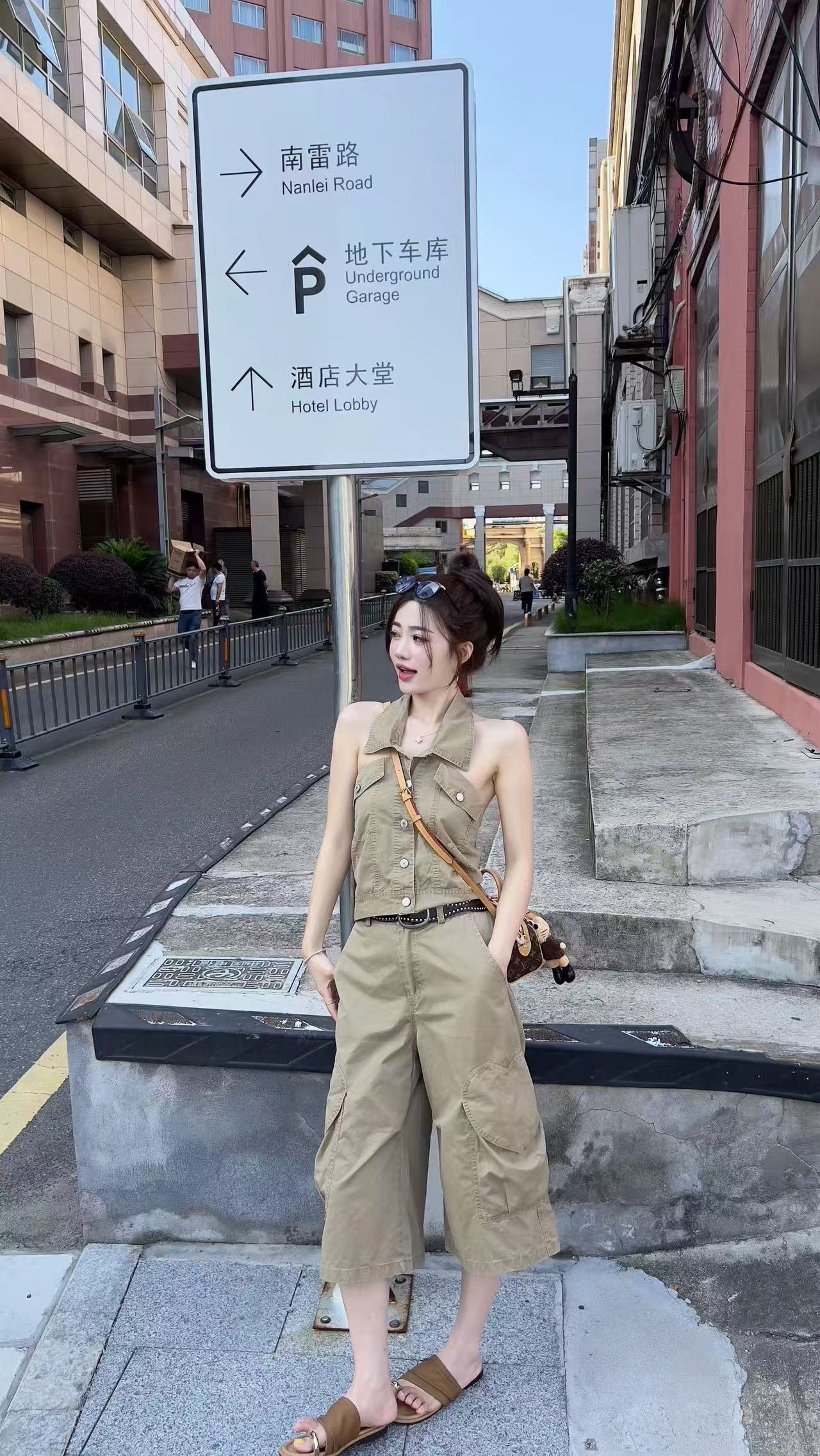 새로운 차가운 센스 워크웨어 바람 데님 폴로 칼라 민소매 조끼 디자인 센스 슬림해 보이는 7 점 와이드 레그 팬츠 세트