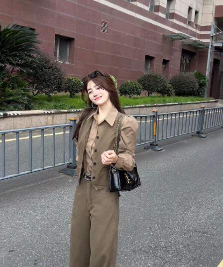 새로운 고급 센스 품격 슬림해 보이는 데님 가죽 베스트 하이웨이스트 캐주얼 바지 셔츠 벨트 4 세트