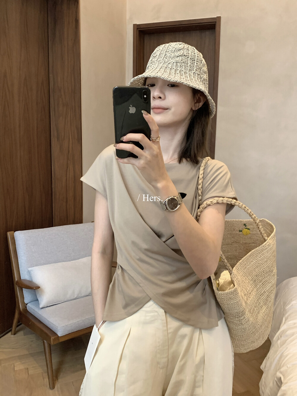 여름 켜기 새로운 hers 미니멀리즘 일상 디자인 센스 뒤로 홀로우 아웃 꼬집기 허리 반팔 티셔츠 한 부서 캐주얼 슬림해 보이는 맨위