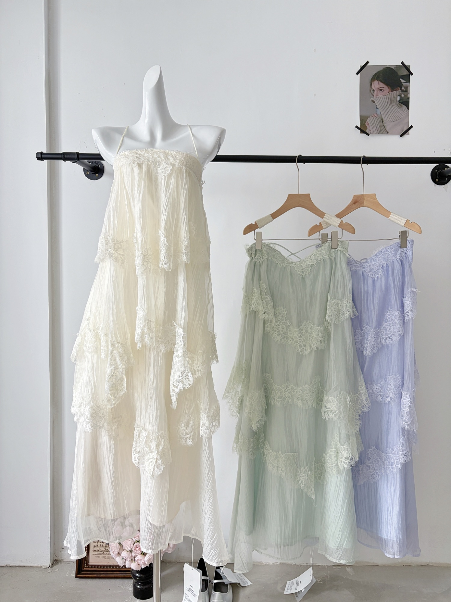 从一时刻光迹法式吊带蕾丝大摆连衣裙女温柔风度假显瘦蛋糕裙