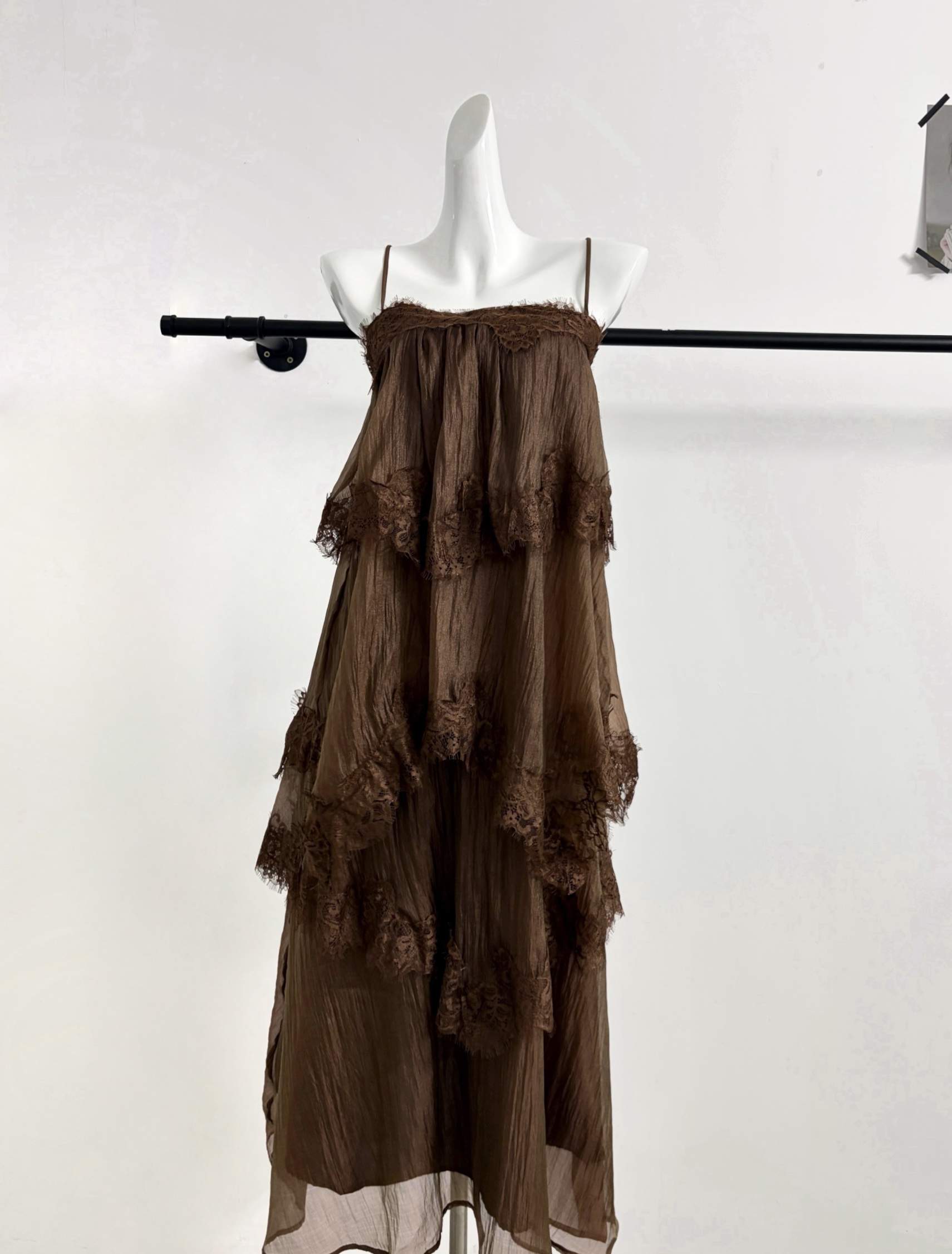 赵三观 咖色/米色 性感蕾丝吊带连衣裙女春夏新款2026法式复古