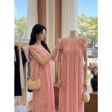 批发实拍有货粉色<b class='q'>泡泡袖</b>镂空刺绣小飞袖宽松显瘦<b class='q'>连衣裙</b>