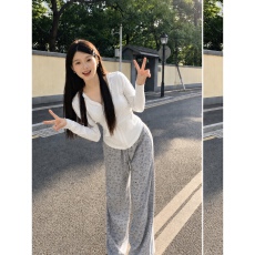 批发实拍有货 白色连帽长袖针织开衫上衣碎花阔腿卫<b class='q'>裤</b>两件套装早秋新