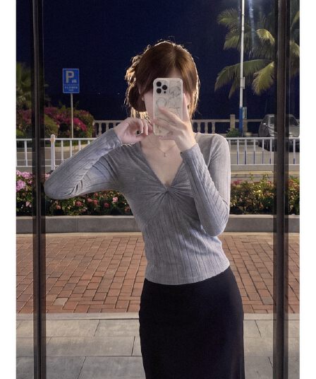 실사 재고 있음 질감 곡물 십자가 비틀림 V넥 긴팔 티셔츠 여성 2026 이른 가을 부드러운 화이트 몸매 가꾸기 만나는
