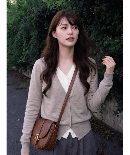 실사 재고 있음 레트로 수집기 V넥 페이크 레이어드 니트 오픈 가디건 여성 루즈핏 품격 얇은 스타일 재킷 맨위
