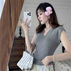 批发原版2025春季新品 30羊毛混纺 纽扣装饰桃心领 针织短袖<b class='q'>上衣</b>