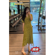 批发壹壹法式V领<b class='q'>中长款</b>绿色显瘦收腰裹身连衣裙内含吊带裙