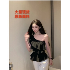 批发【候鸟森林】黑色法式斜肩荷叶边设计感<b class='q'>露肩</b><b class='q'>上衣</b>收腰修身性感不规
