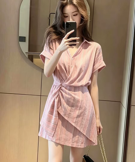 한 부서 부드러운 바람 핑크색 스트라이프 V넥 여성 드레스 여름 새로운 스트랩 허리 수축 슬림해 보이는 디자인 센스 미니 스커트