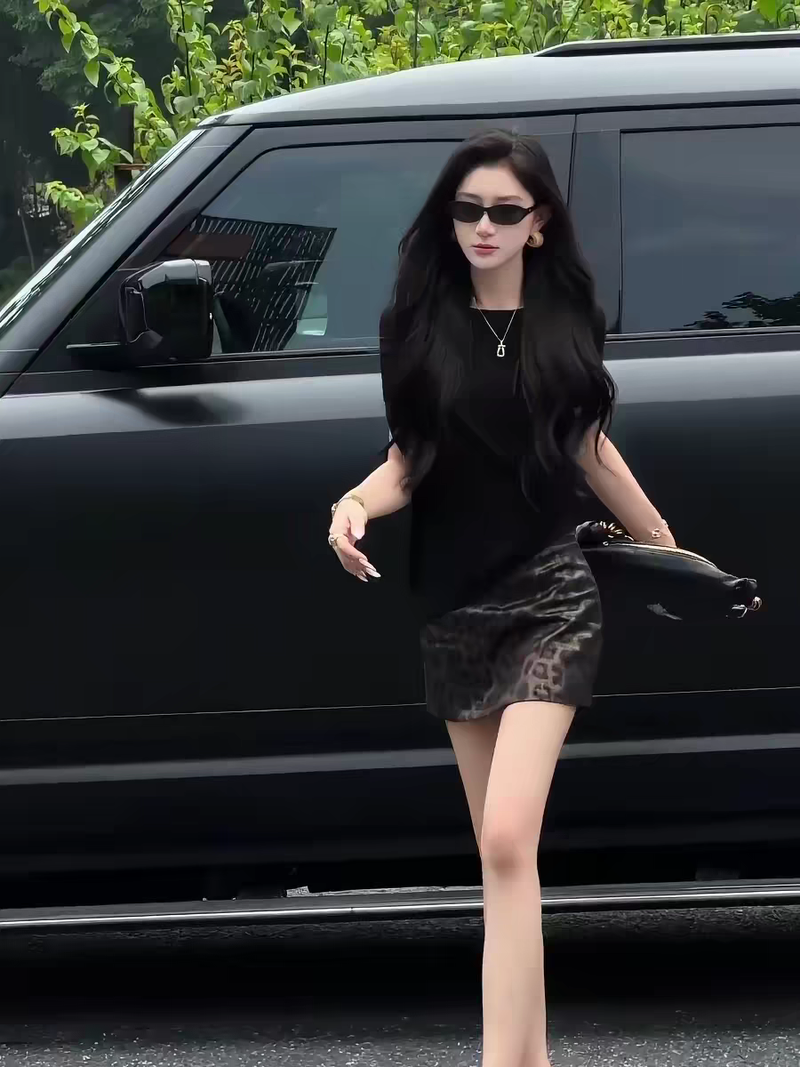 한 부서 로얄 자매 바람 루즈핏 검정색 티셔츠 여성 여름 반팔 맨위 레오파드 무늬 반신 스커트 타이트 스커트 미니 스커트 세트 여성