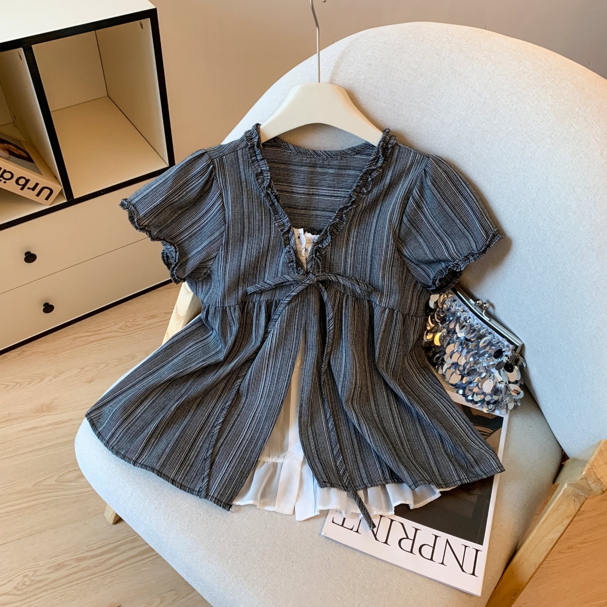 실사 페이크 레이어드 V넥 레이스업 파란색 스트라이프 반팔 여성 셔츠 여름 한 부서 달콤함 디자인 센스 맨위