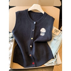 批发实拍复古圆领刺绣针织开衫<b class='q'>马甲</b>女2026春季彩扣设计感叠穿背心上衣