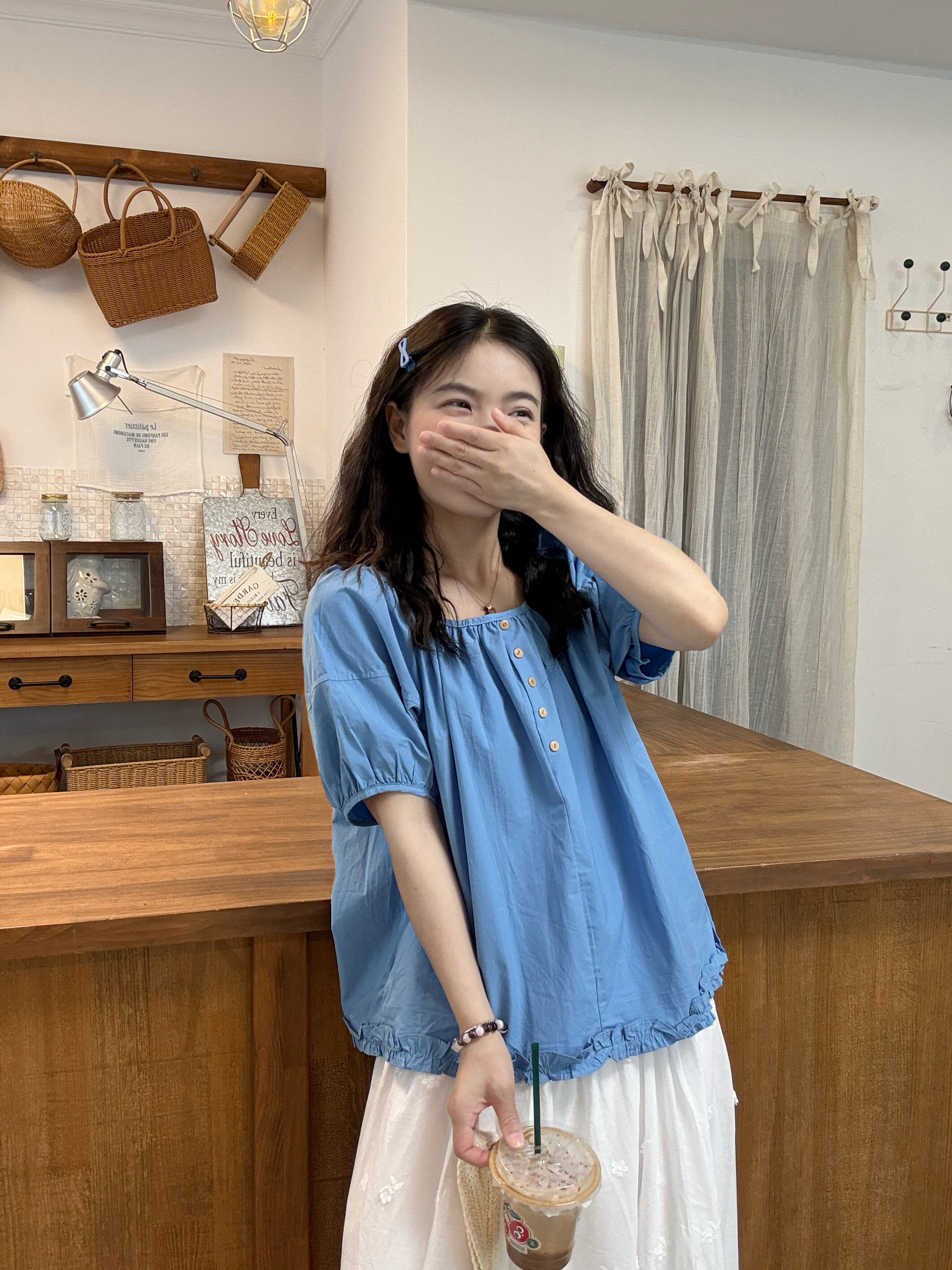 실사 정가 한 부서 미니멀리즘 대기 다용도 거품 소매 프릴 라운드 넥 싱글 줄 버튼 작은 셔츠