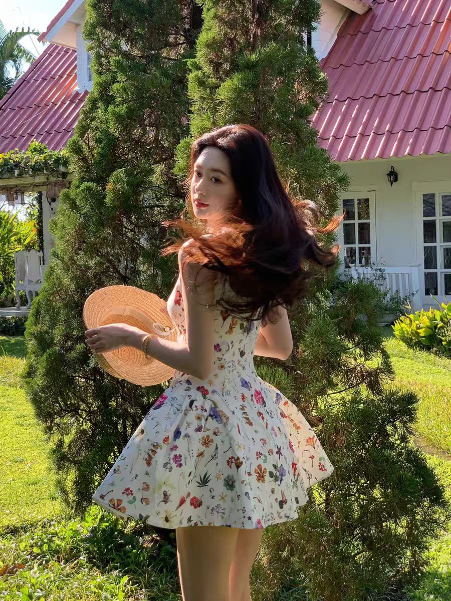 작은 리 한여름 비밀 상황 부유 한 가족 천 골드 착용 가져 가라. 작은 키 귀여운 쇼트 스타일 한 마디 화이트 꽃무늬 슬립 드레스