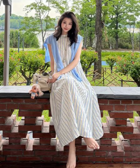 작은 대중 스타일 여름 블루 화이트 스트라이프 고급 센스 민소매 드레스