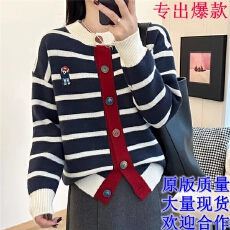 批发洋气条纹拼色<b class='q'>针织</b>衫软糯女宽松撞色<b class='q'>开衫</b><b class='q'>圆领</b>单排扣爱心毛衣外套潮