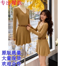 批发法式<b class='q'>轻熟</b>风卡其色针织长袖连衣裙女秋季气质修身显瘦收腰百褶短裙