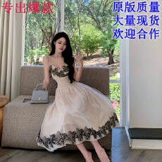 批发JustQin莉莉安庄园2026新春装性感花边<b class='q'>吊带</b>连衣裙女收腰<b class='q'>长裙</b>