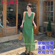 批发DH 大花漫野绿境法式复古感立体花朵格纹收腰V领无袖连衣裙女