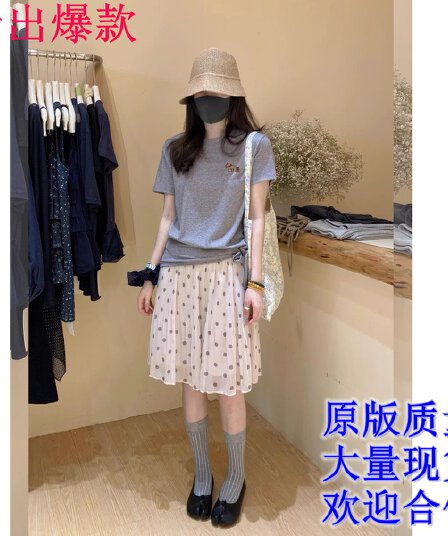 자이언트 잘 생긴 여름 드레스 전체 집합 느슨함 센스 착용 가져 가라. 작은 말 자수 긍정적 인 어깨 회색 티셔츠 도트 무늬 반신 치마 세트