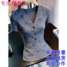 批发法式设计感V领短袖碎花灰色印花上衣女显瘦大码女装通勤独特夏季