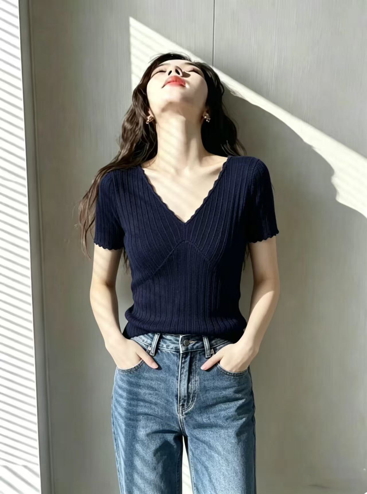 외국 가스 아름다운 V넥 반팔 티셔츠 여성 여름 2026 새로운 캐주얼 레이스 몸매 가꾸기 얇은 스타일 프로 피부 통기성 맨위