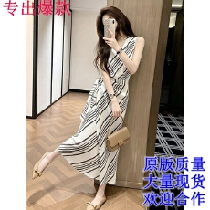 批发2026新款夏季轻奢减龄洋气度假风独特设计感小众白色条纹连衣裙女