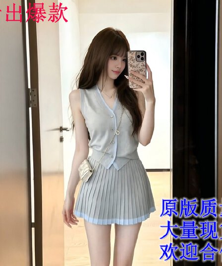 한 부서 달콤한 스타일 회색 V넥 조끼 플리츠 미니 스커트 세트 여성 여름 새로운 패션 슬림해 보이는 연령 감소 착용 가져 가라.