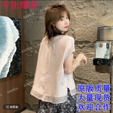批发后纽扣拼纱醋酸出片漂亮小衣服流行<b class='q'>时尚</b>潮牌<b class='q'>女装</b>短袖上衣