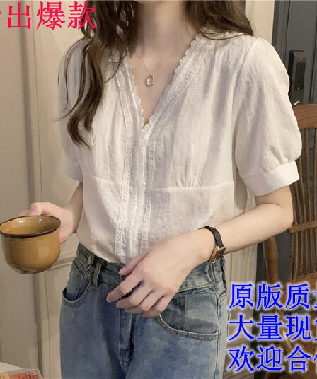 여름 2025 새로운 V넥 레이스 거품 소매 흰 셔츠 디자인 센스 작은 대중 빛 요리 한 반팔 셔츠 맨위 여성