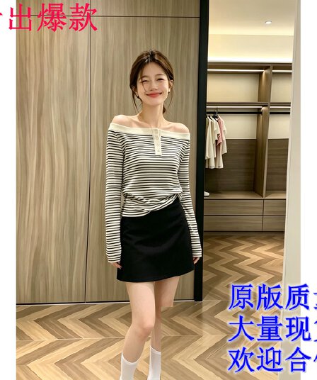 한 부서 이른 가을 착용 가져 가라. 흑백 줄무늬 오프숄더 맨위 경기 검정색 미니 스커트 여성 긴 소매 티셔츠 디자인 센스 클래식