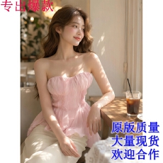 批发实拍实价浅粉色打皱收腰不规则抹胸显瘦小个子约会氛围感上衣
