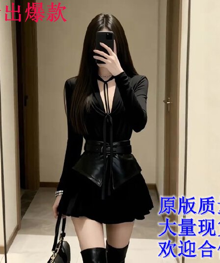 핫걸 바람 검정색 V넥 튀김 거리 레이스업 허리 수축 맨위 한 마디 플리츠 미니 스커트 투피스 세트 가을 겨울 고급 센스 세트