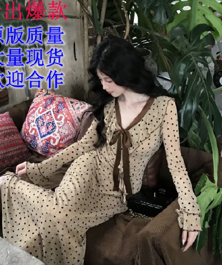 폴카 블랙 숙련 된 하트 도트 무늬 V넥 프릴 이른 가을 몸매 가꾸기 슬림해 보이는 품격 프랑스식 하이웨이스트 인어 꼬리