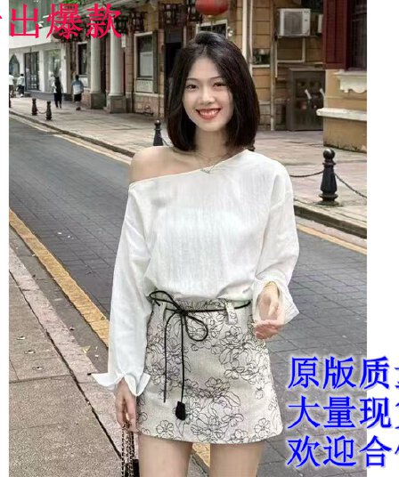 프랑스식 불규칙 비스듬한 어깨 긴팔 여성 셔츠 2026 조기 가을 새로운 루즈핏 오프숄더 디자인 센스 셔츠 맨위