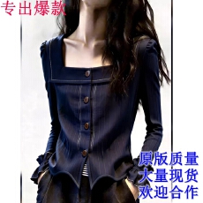 批发2026年秋季新品时尚法式深蓝色方领单排扣<b class='q'>泡泡袖</b><b class='q'>上衣</b>显瘦洋气小衫