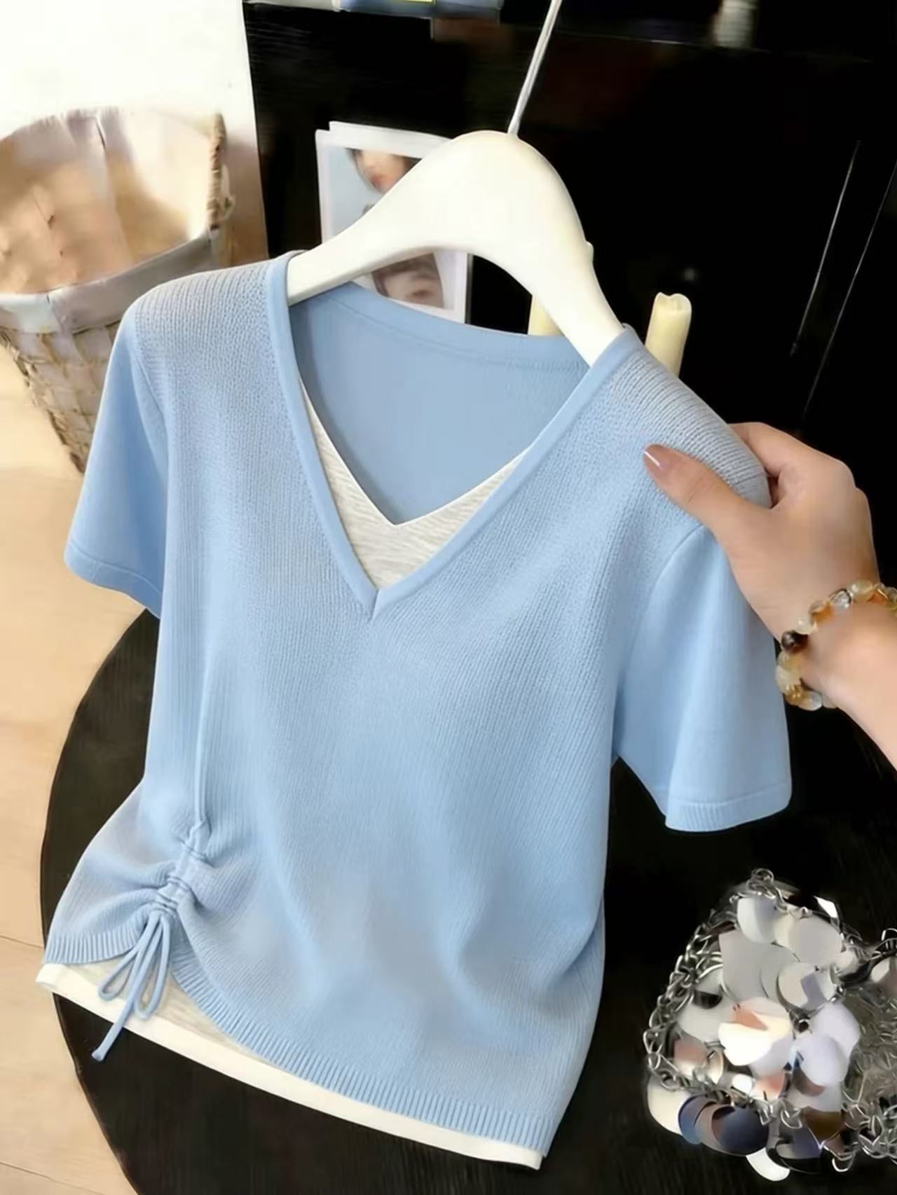 한 부서 V넥 페이크 레이어드 반팔 니트 티셔츠 여성 여름 2026 새로운 빅 사이즈 지방 mm 펌프 로프 허리 수축 슬림해 보이는 맨위