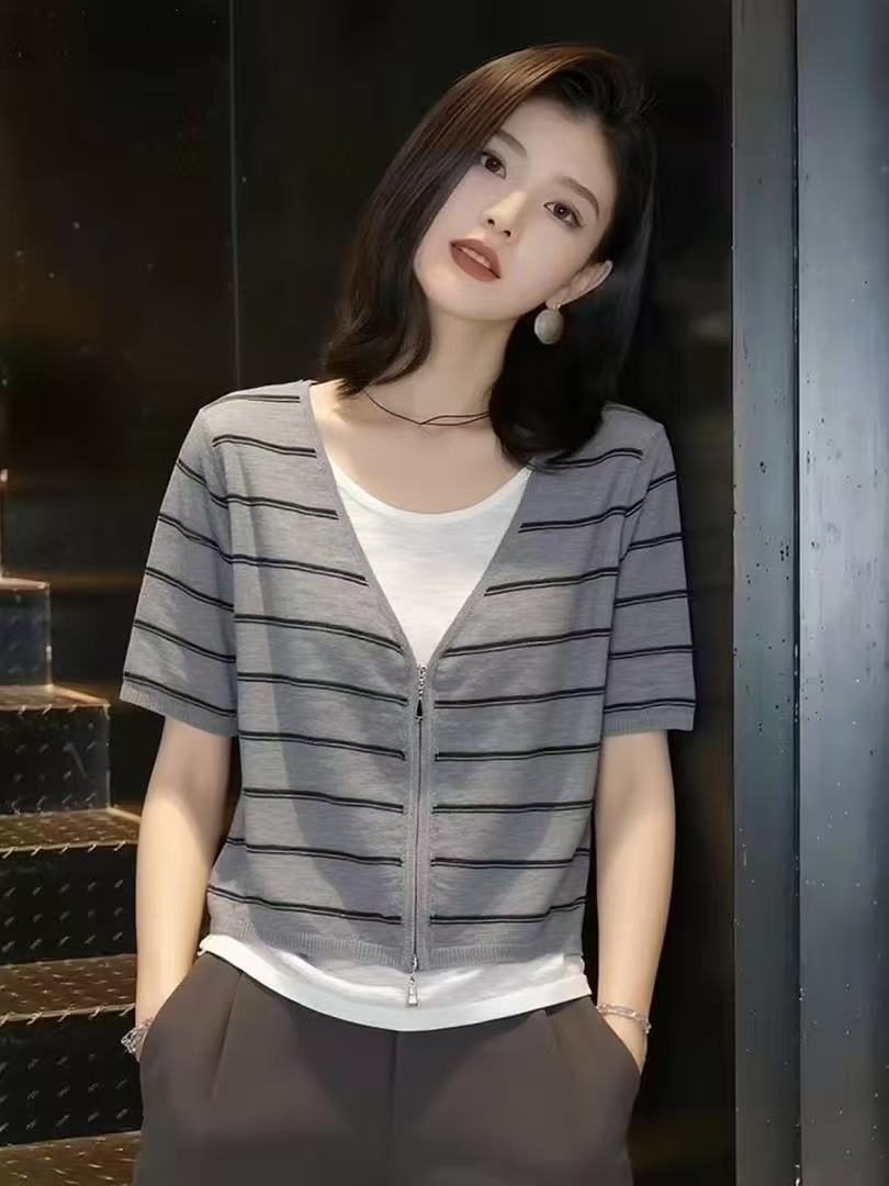 페이크 레이어드 회색 스트라이프 반팔 티셔츠 여성 2026 여름 새로운 루즈핏 캐주얼 다용도 디자인 센스 맨위 트렌디