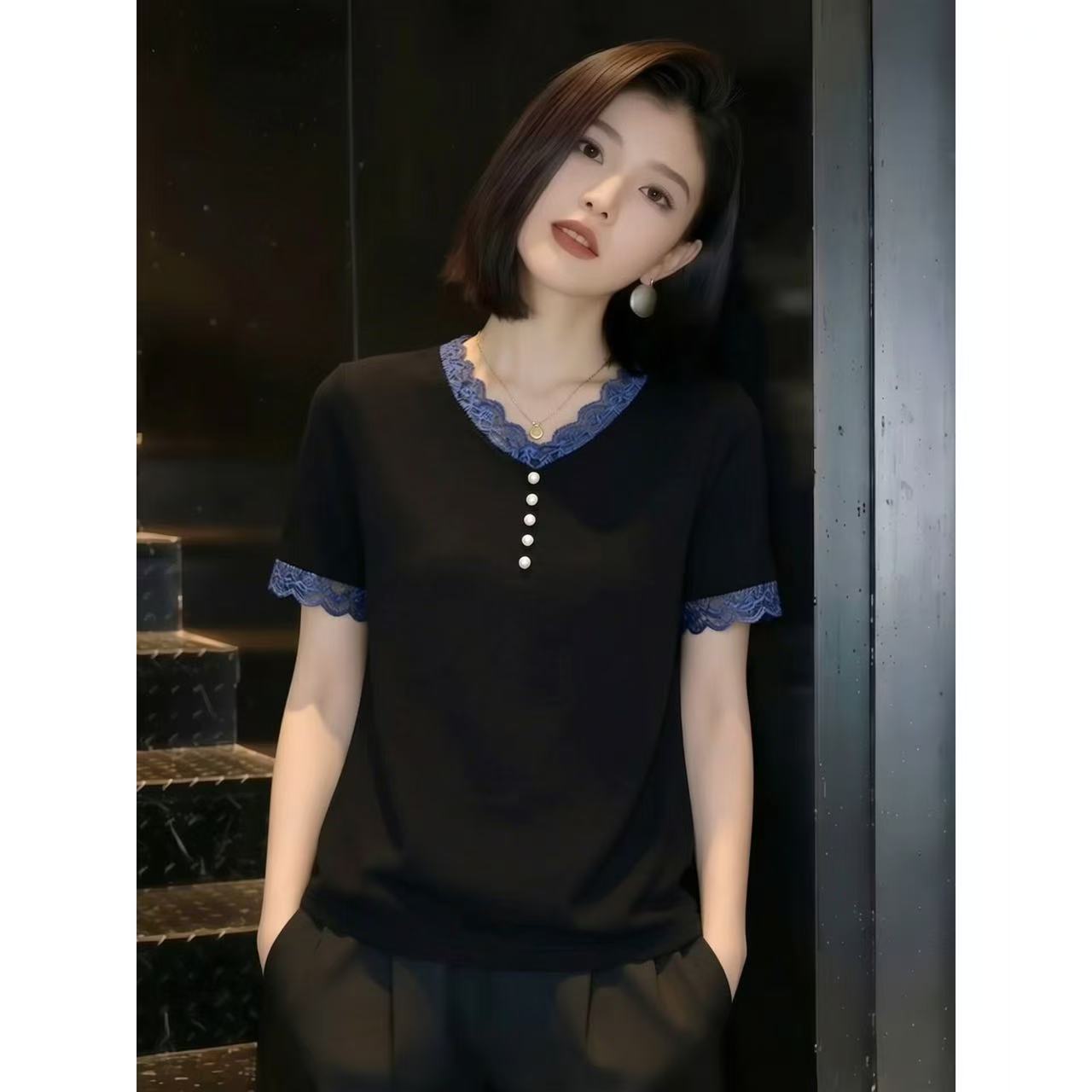 V넥 레이스 반팔 티셔츠 여성 2026 여름 새로운 슬림해 보이는 연령 감소 고급 센스 빅 사이즈 여성 의류 맨위