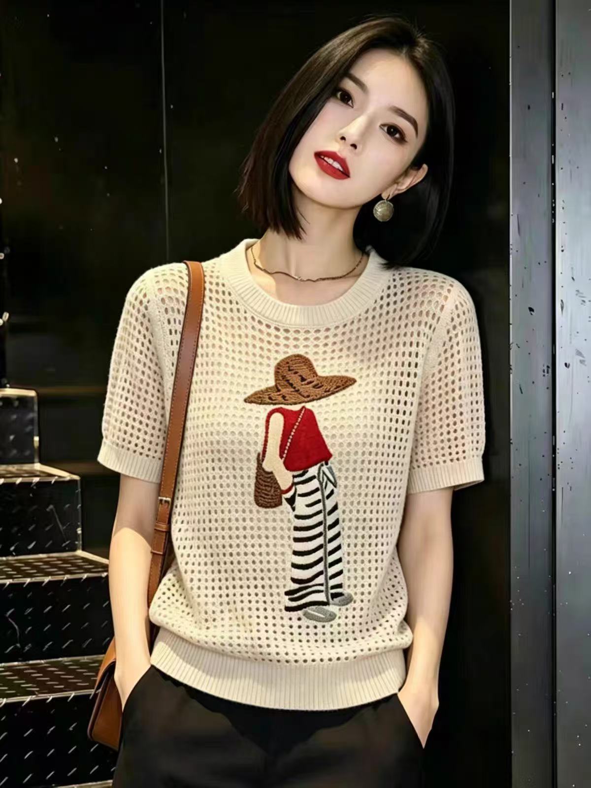 BY28343# 小众别致卡通印花镂空短袖针织衫女夏季新款杏色宽松圆领薄款上衣 服裝批發女裝批發服飾貨源