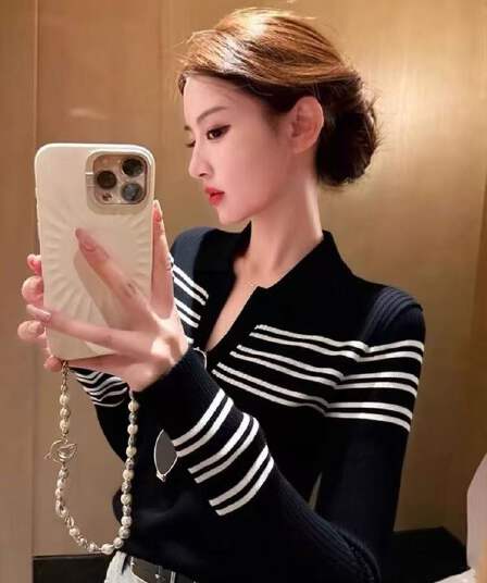 이모 바람 검정색 스트라이프 V넥 니트 스웨터 여성 2026 가을 새로운 몸매 가꾸기 슬림해 보이는 인사이드 가져 가라. 만나는 맨위 트렌디
