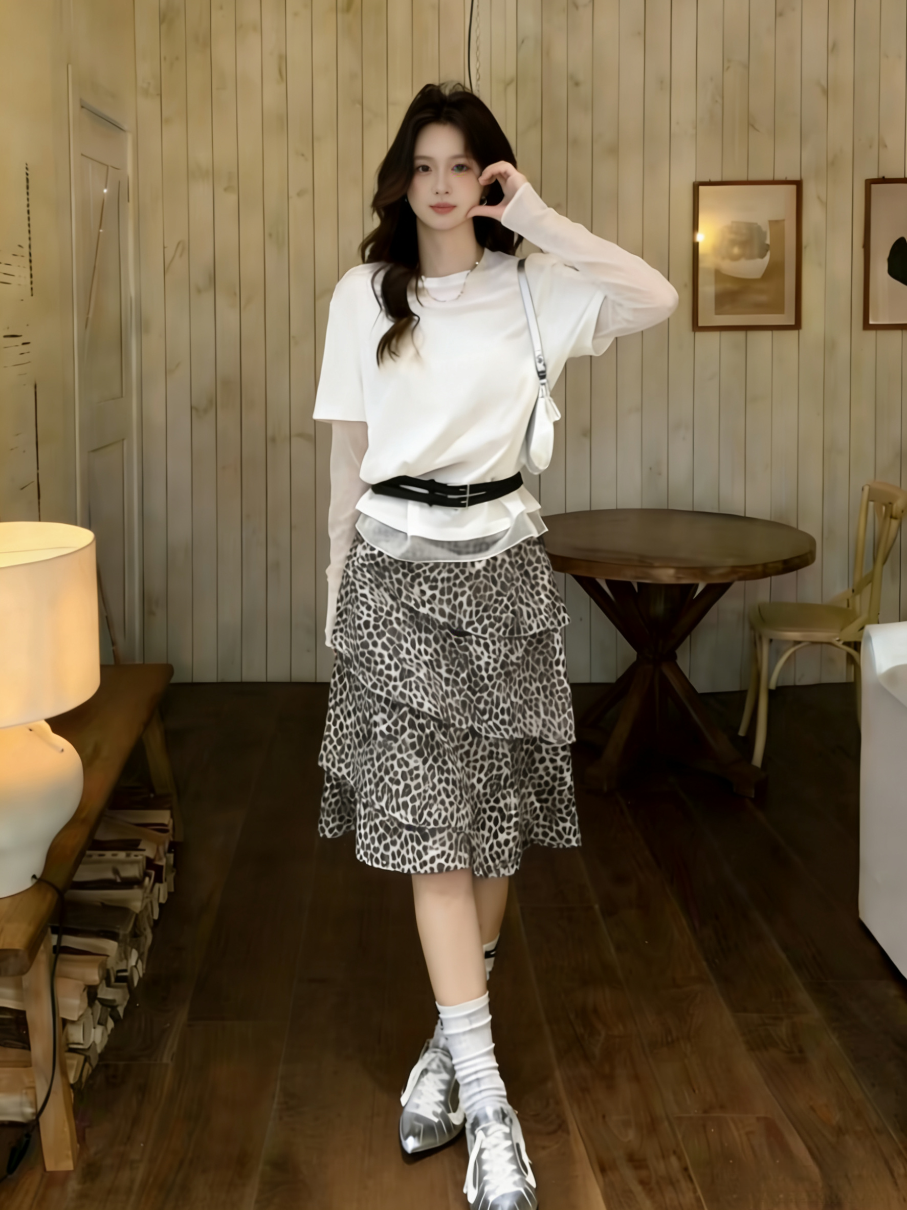 한 부서 디자인 센스 망사 패치워크 페이크 레이어드 티셔츠 여성 여름 품격 레트로 불규칙 다중 레이어 반 스커트 세트