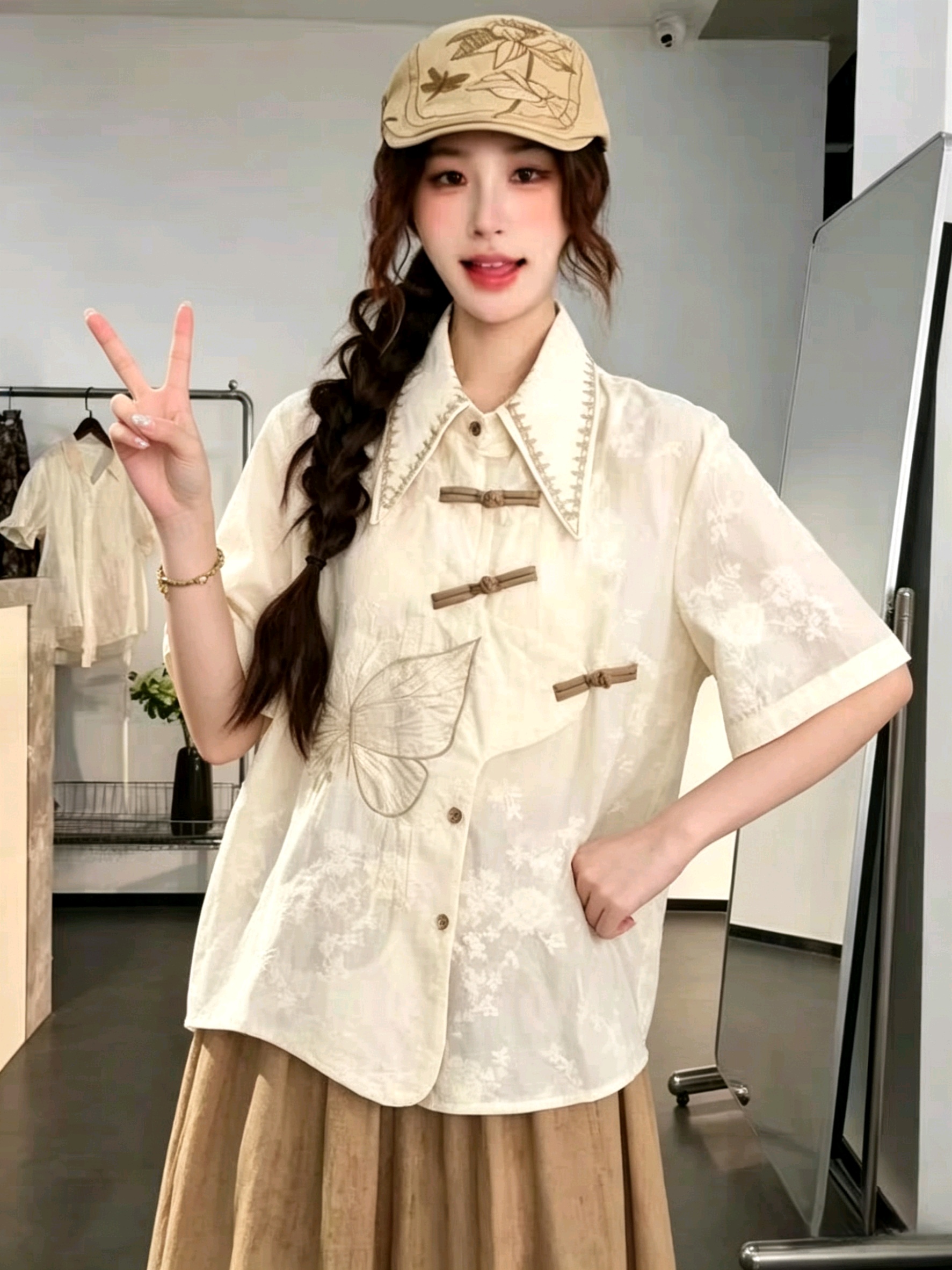 빅 사이즈 새로운 중식 문예 폴로 칼라 나비 자수 단추 반팔 여성 셔츠 여름 루즈핏 슬림해 보이는 비스듬한 문 襟 맨위