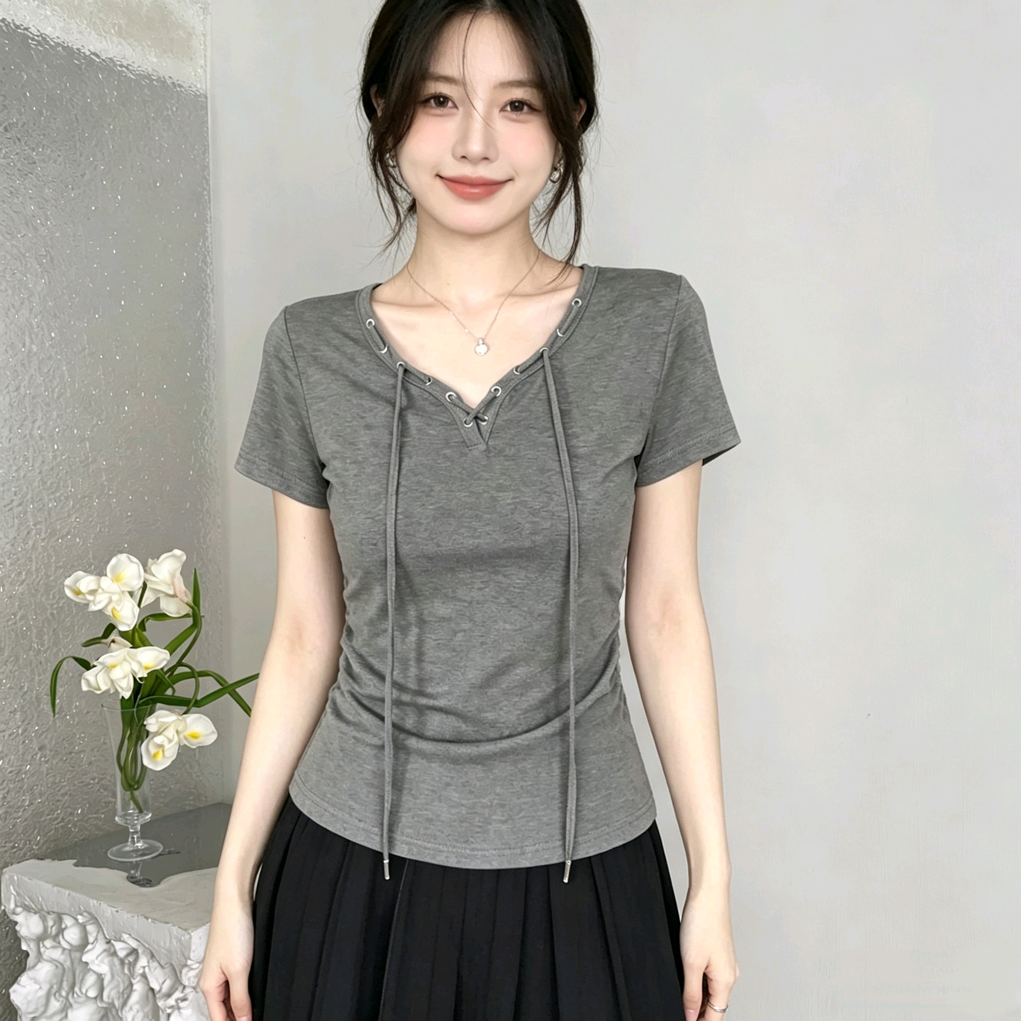 정가 빅 사이즈 회색 레이스업 V넥 반팔 티셔츠 여성 여름 디자인 센스 작은 대중 슬림해 보이는 핫걸 바람 긍정적 인 어깨 의류