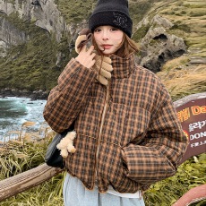 批发格子立领面包服2025新款冬季白鸭绒复古<b class='q'>轻熟</b>风格纹短款羽绒服女