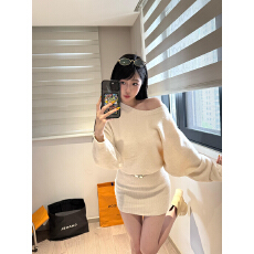 批发已到货 素颜<b class='q'>女</b>主斜边羊毛针织毛衣显瘦包臀连衣裙<b class='q'>女</b>送ke11y皮带