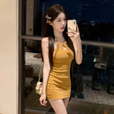 批发已到货 Shop周末晴 黄色挂脖<b class='q'>镂空</b><b class='q'>连衣裙</b>女春夏收腰毛织包臀短裙