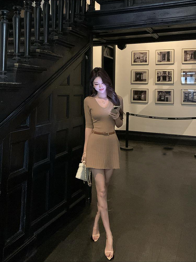 있음 도착 여름 보내기 벨트 V넥 중간 소매 벨트 니트 원피스 여성 핫걸 몸매 가꾸기 슬림해 보이는 니트 미니 스커트 여름
