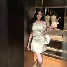 批发已到货 夏日小白花 针织<b class='q'>套装</b>女春夏季一字肩上衣百褶裙两件套