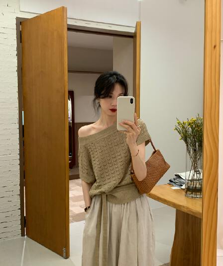 있음 도착 비스듬한 어깨 홀로우 아웃 니트 스웨터 여성 봄 새로운 디자인 센스 부드러운 레이스업 허리 수축 품격 맨위